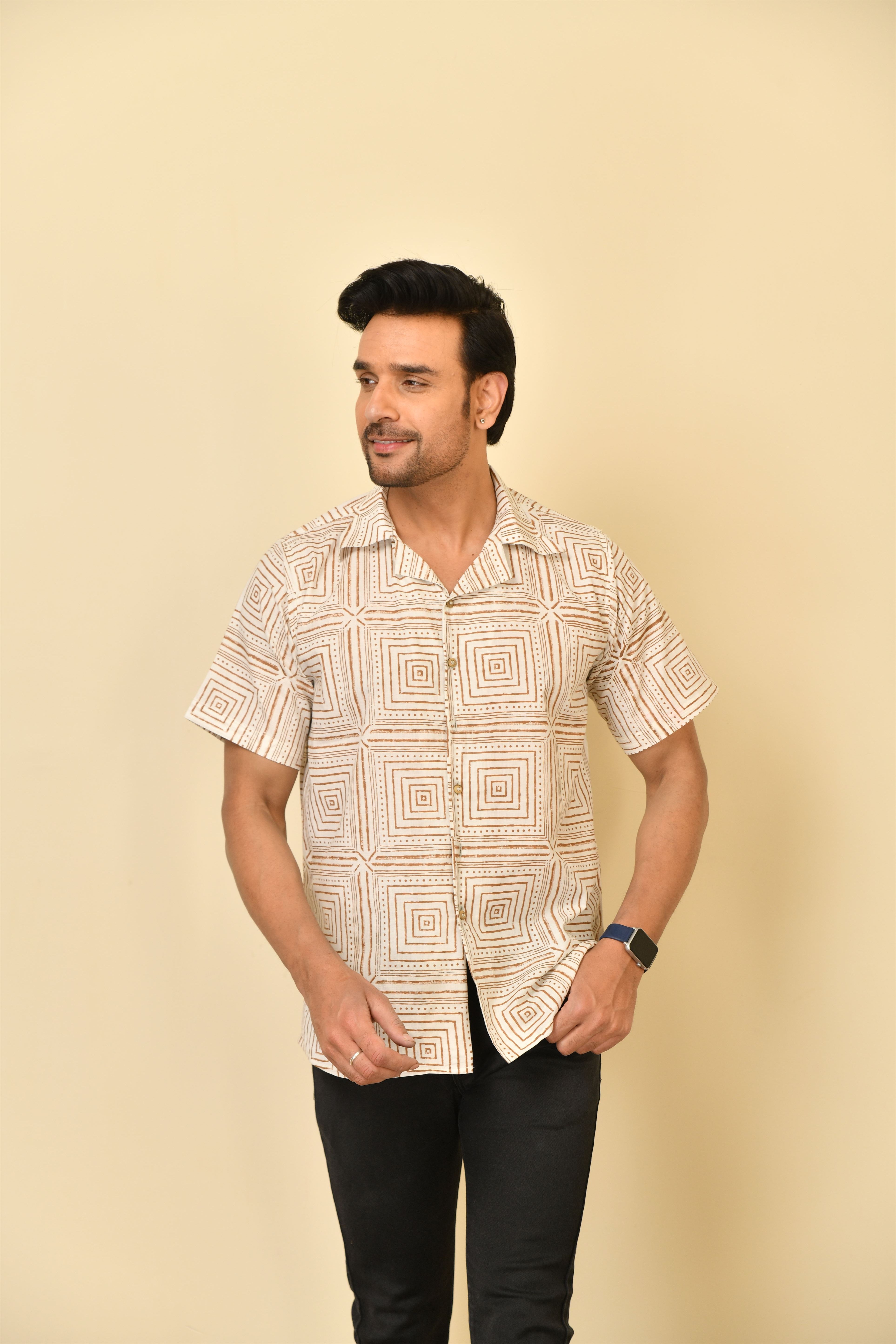 Notch collar half sleeves shirt in natural Bagru print with wooden buttons.